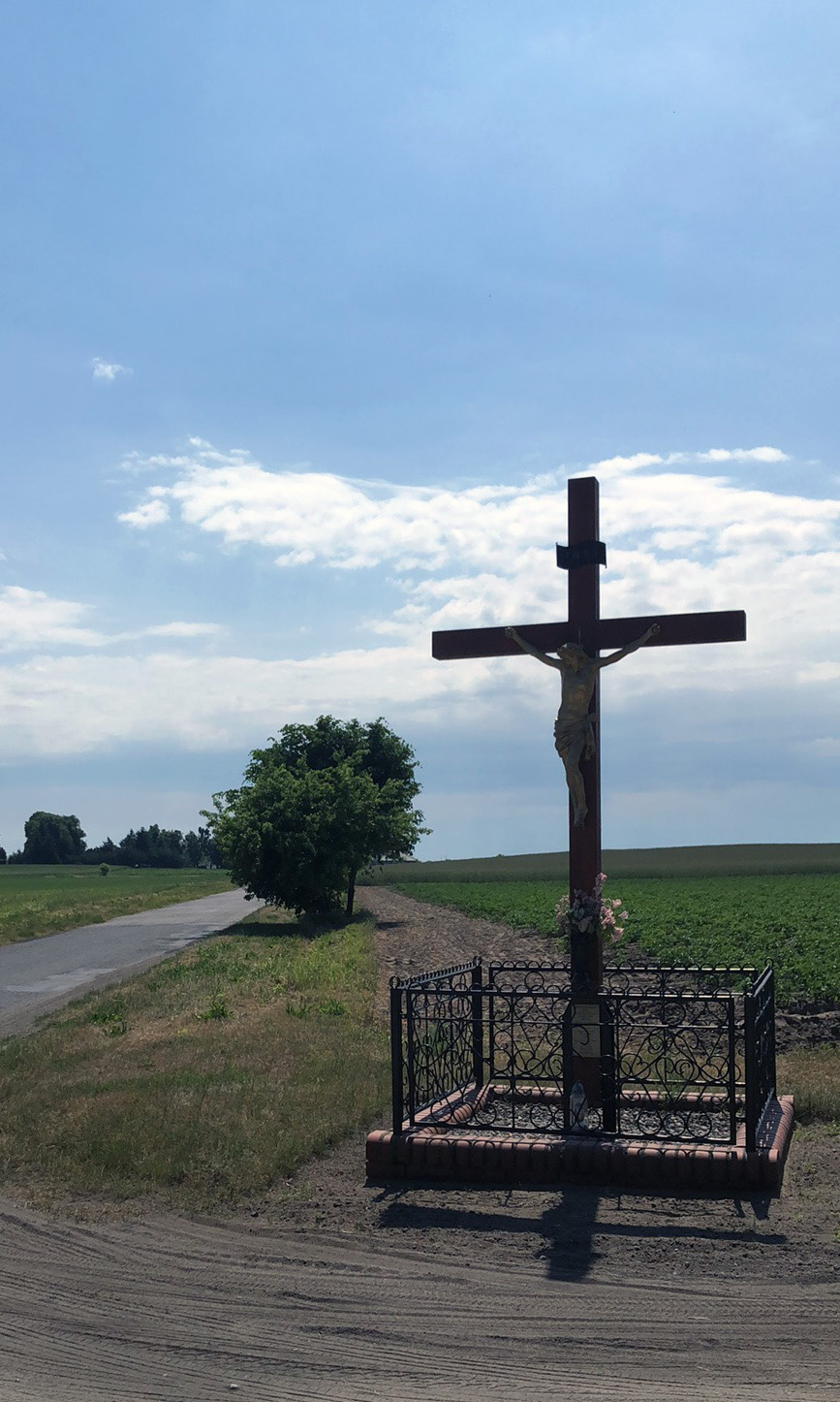 Many country intersections feature a crucifix or a statue of the Virgin Mary | Vinci